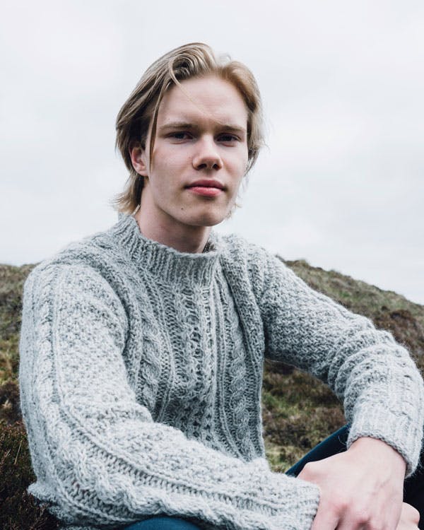 Strikkeopskrift: Herresweater med snoninger