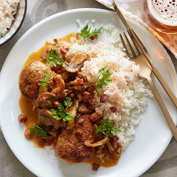 https://imgix.familiejournal.dk/media/article/moerbradboeffer-med-svampe-og-bacon.jpg