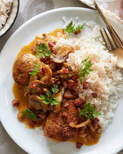 https://imgix.familiejournal.dk/media/article/moerbradboeffer-med-svampe-og-bacon.jpg