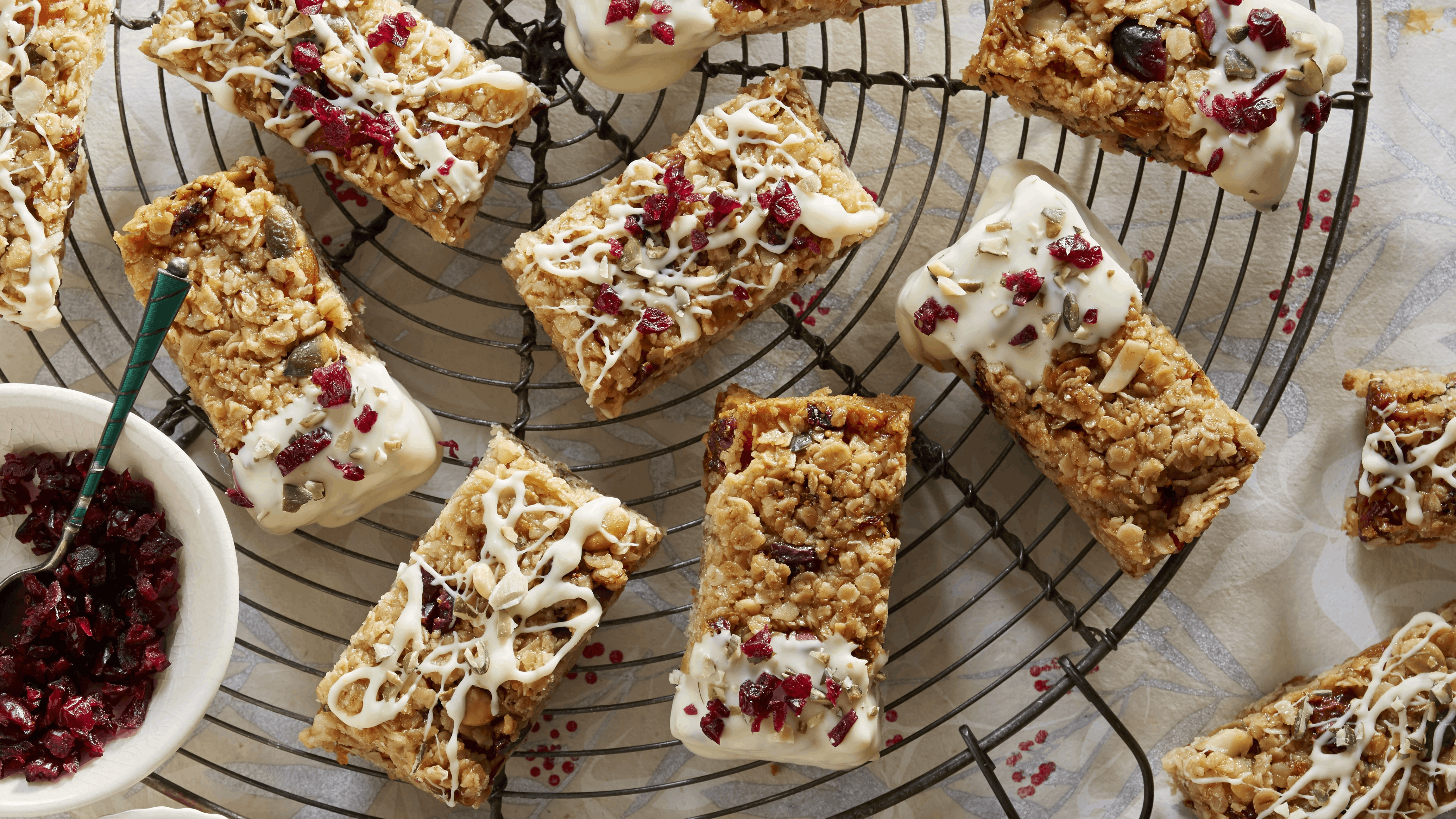 Sunde myslibarer med tørrede figner, abrikoser, mandler og kerner og toppet med hvid chokolade og tranebær