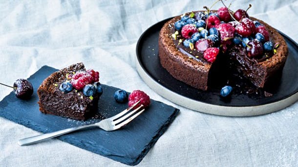 nem chokoladekage med bær på toppen