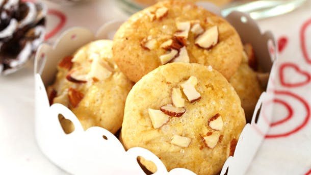 runde julekager med hakkede mandler på toppen