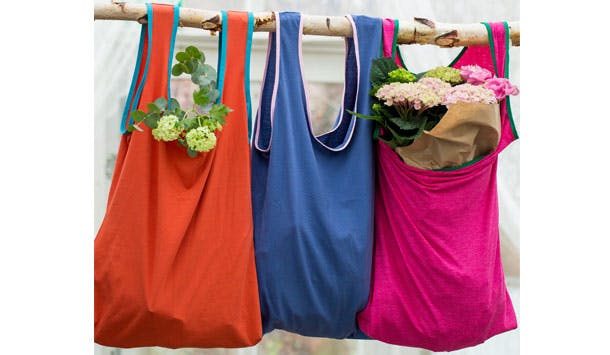 Håndarbejde: Indkøbsnet af gamle T-shirts i forskellige farver