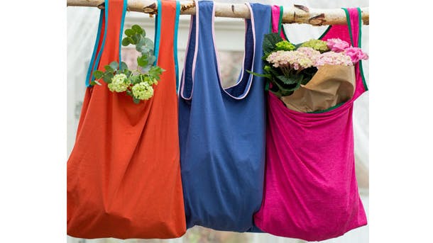 Håndarbejde: Indkøbsnet af gamle T-shirts i forskellige farver