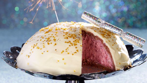 Nytårsmenu - dessert: Nytårskage med bærcreme