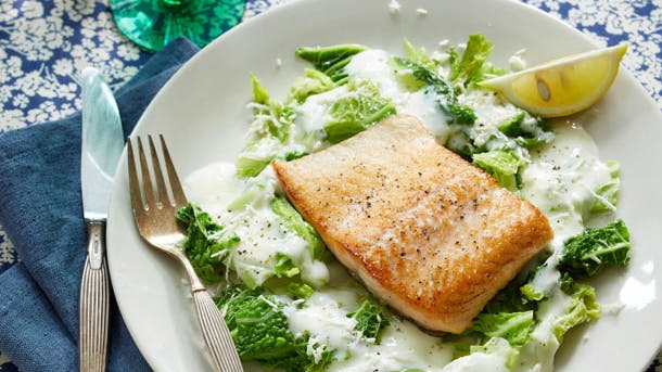 Stegt ørred med savojkål og peberrodssauce