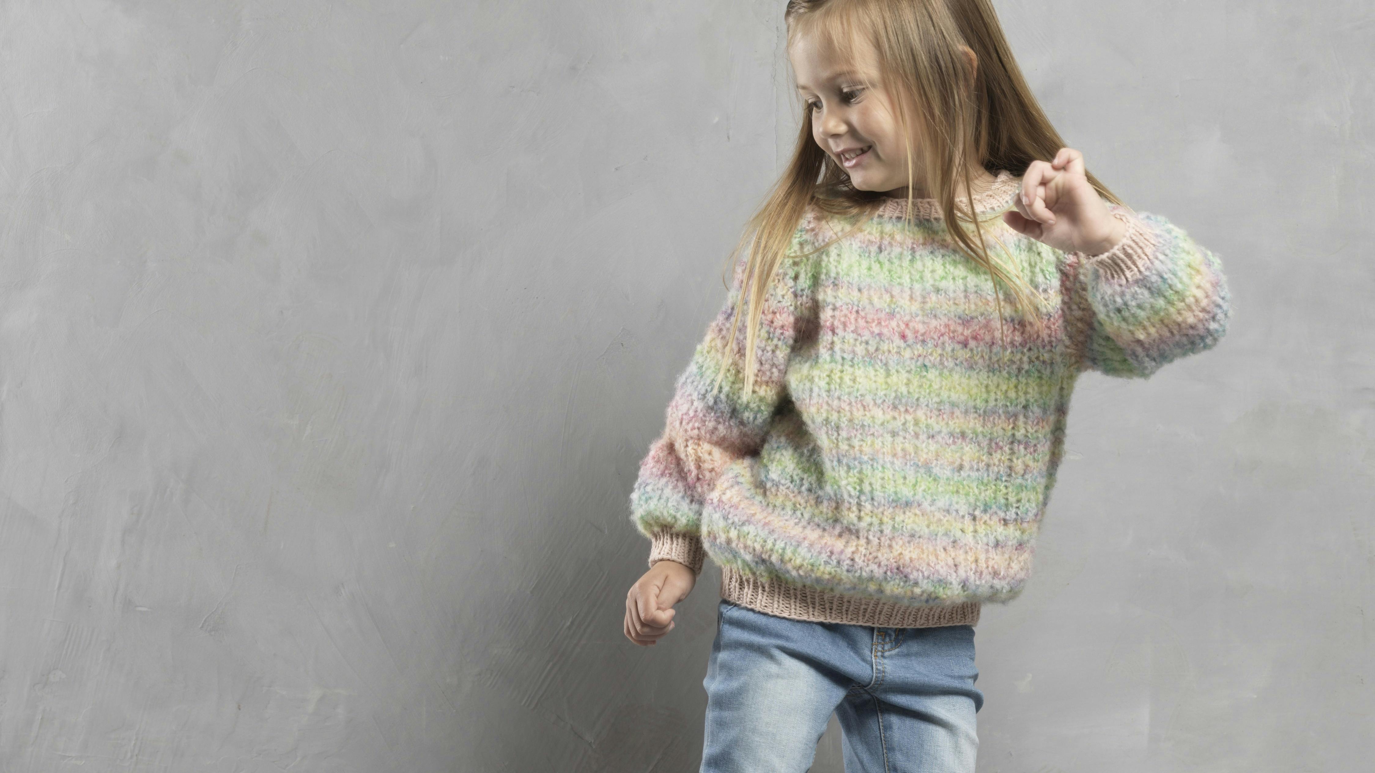 Strikkeopskrift: Regnbuesweater til pigen