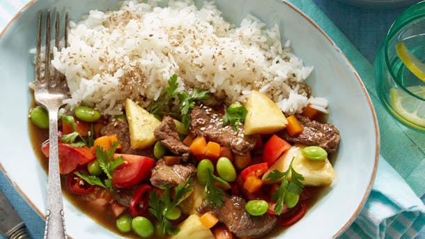 Oksekød med ris, sauce, ananas og grønt