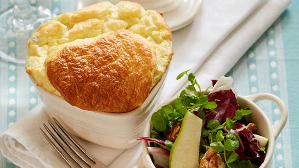 Ostesoufflé med pæresalat