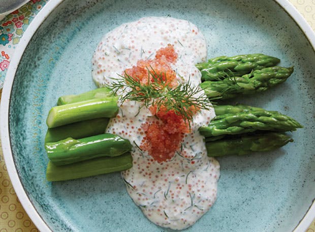 Påskefrokost-Stenbidderrogn-creme med grønne asparges på tallerken