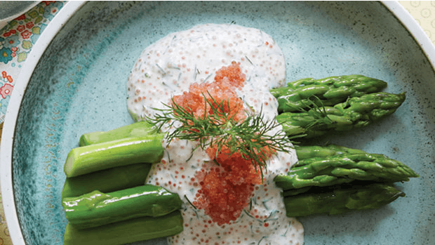 Påskefrokost-Stenbidderrogn-creme med grønne asparges på tallerken