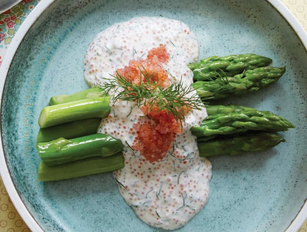 Påskefrokost-Stenbidderrogn-creme med grønne asparges på tallerken