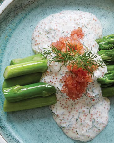 Påskefrokost-Stenbidderrogn-creme med grønne asparges på tallerken