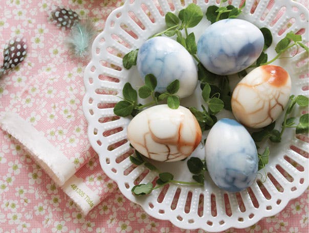 Påskefrokost- æg med marmorering på tallerken
