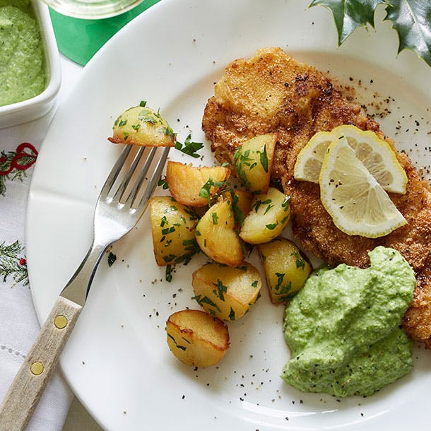 https://imgix.familiejournal.dk/media/article/paneret-schnitzel-med-aertedip.jpg