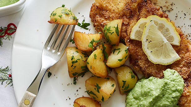 https://imgix.familiejournal.dk/media/article/paneret-schnitzel-med-aertedip.jpg