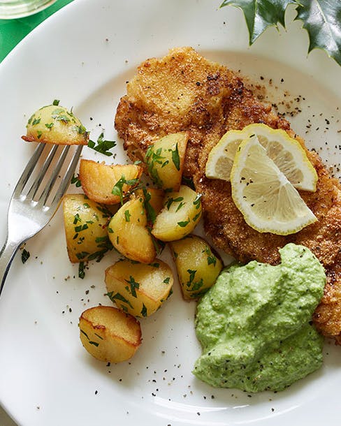 https://imgix.familiejournal.dk/media/article/paneret-schnitzel-med-aertedip.jpg