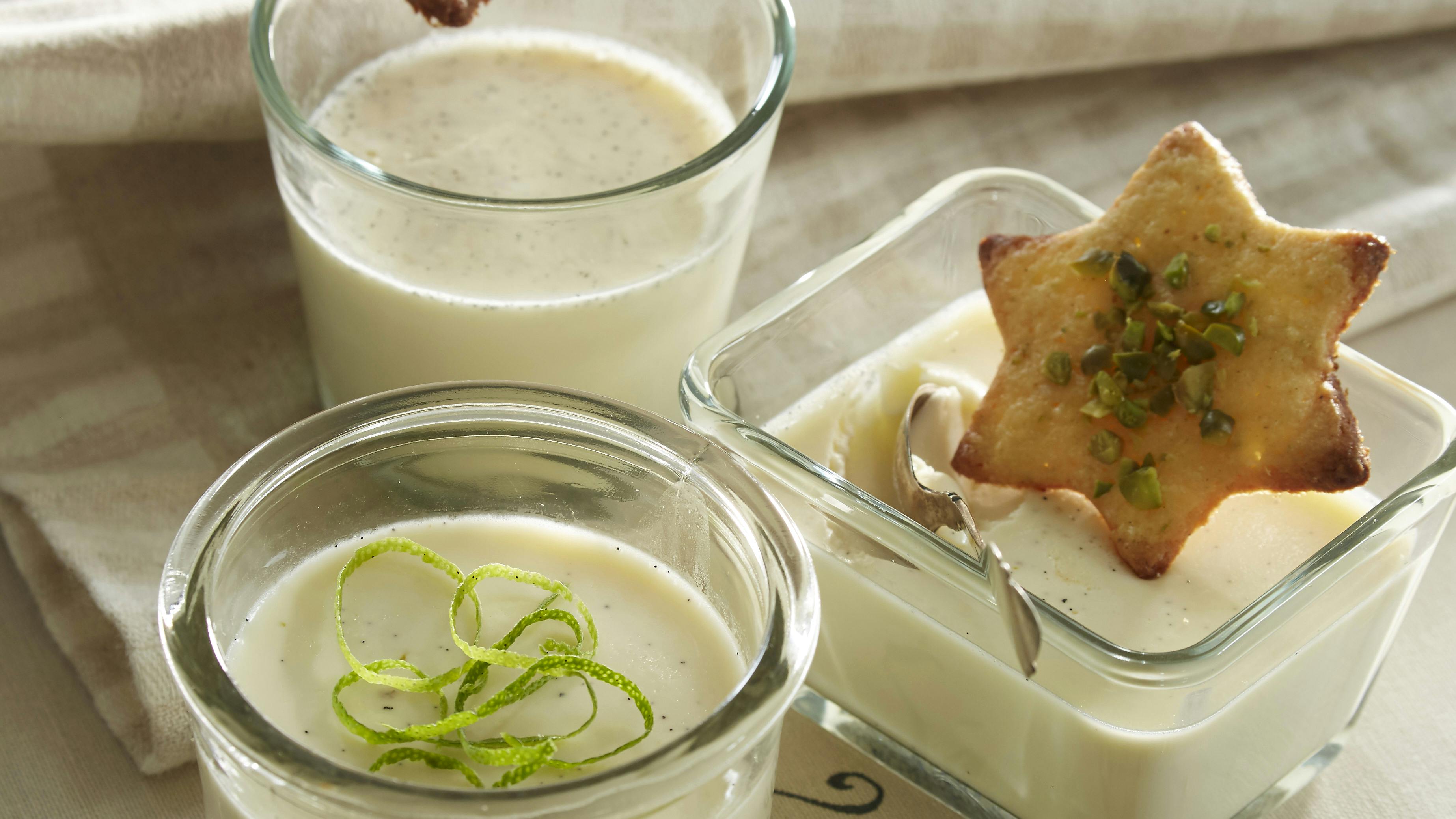 Panna cotta med lime og sprøde pistaciekager