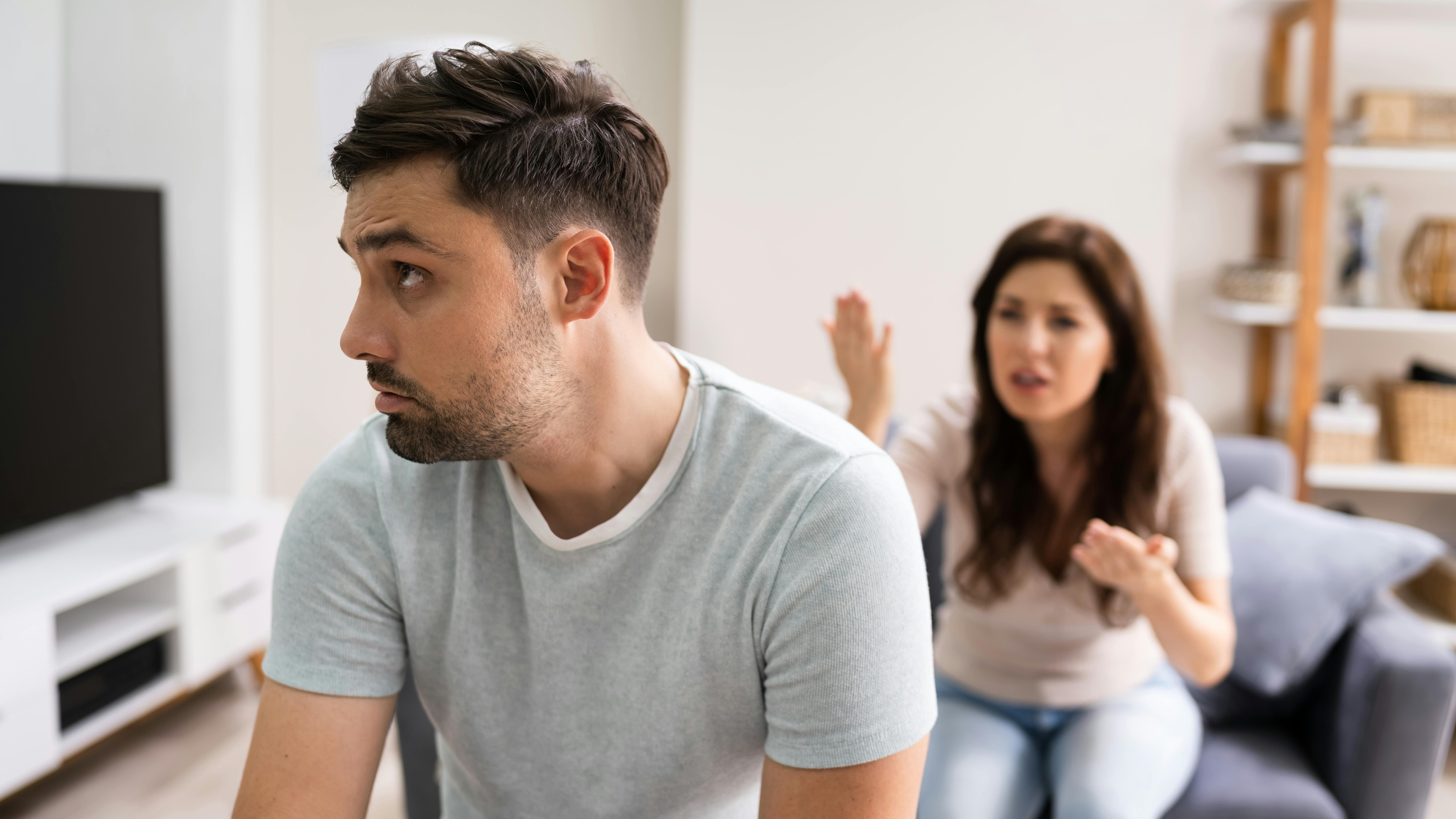 Hver gang manden har gjort rent, gør konen det om igen. Manden er frustreret og uforstående over, hvorfor puderne skal stå i en bestemt rækkefølge. Går alle kvinder op i rækkefølgen af puder, spørger han?