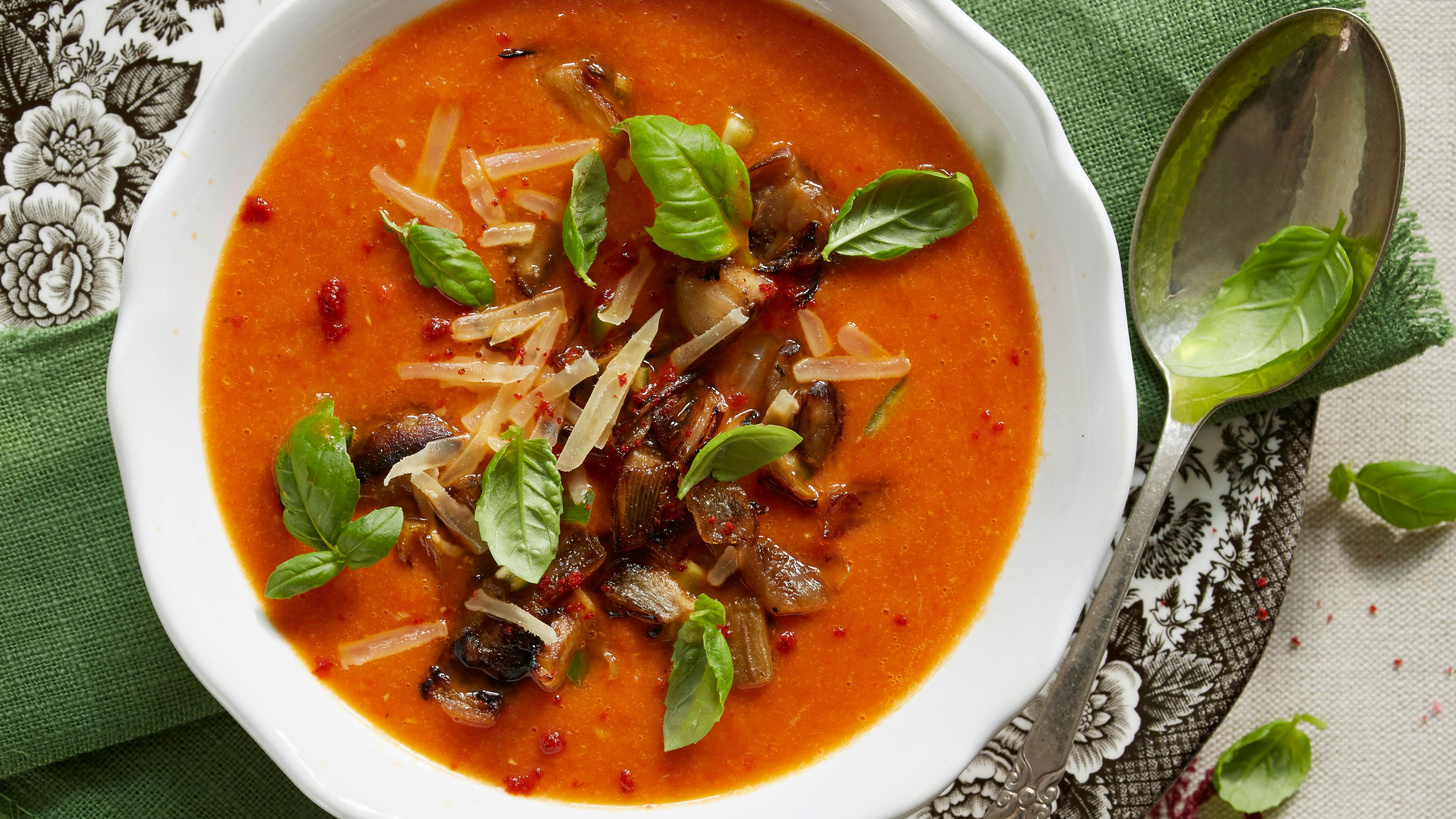 Paprikasuppe med stegte auberginer og basilikum på toppen