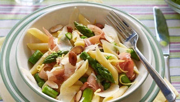 pasta med asparges, parmaskinke, mandler og parmesan 