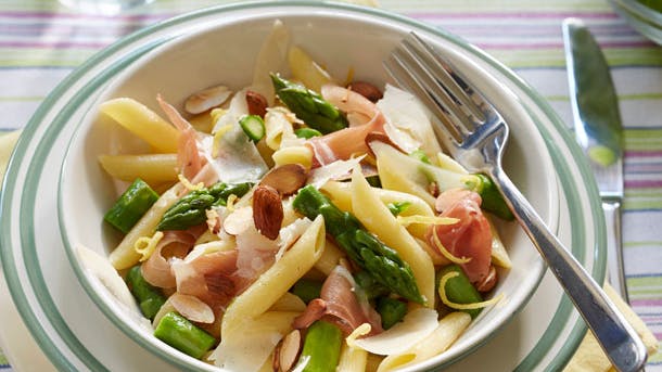 pasta med asparges, parmaskinke, mandler og parmesan