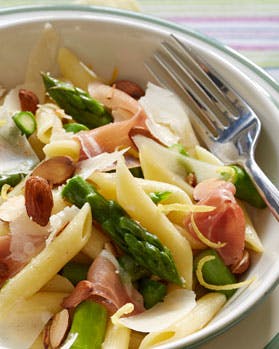 pasta med asparges, parmaskinke, mandler og parmesan