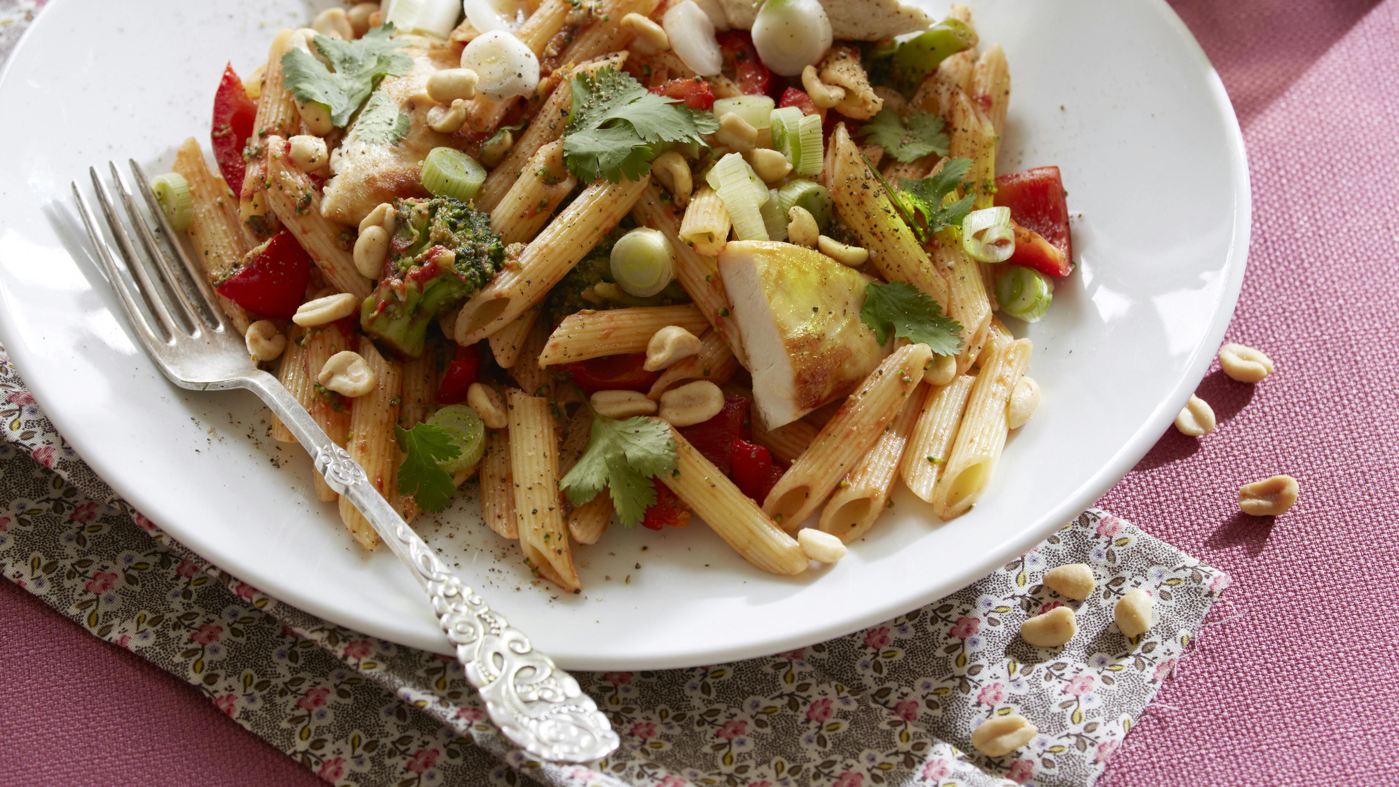 Dejligt hverdagsret med pasta, kylling, skalotteløg og peanuts