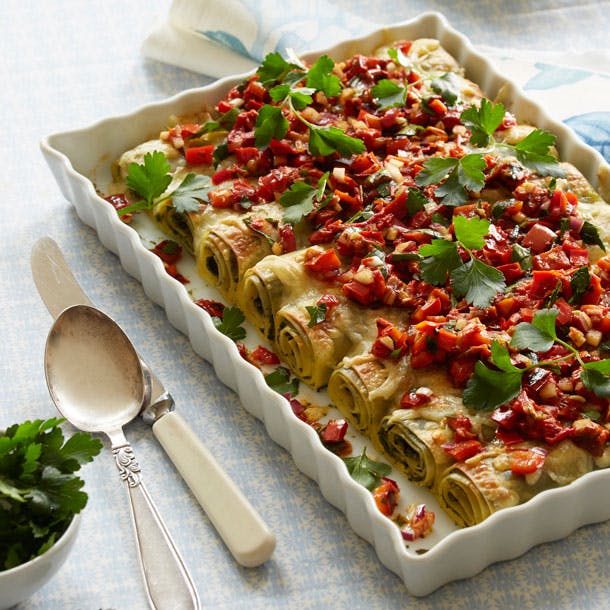 Pastaruller med ricotta og spinat ligger i fad