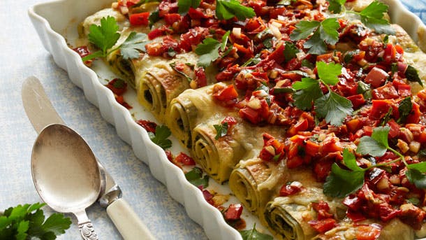 Pastaruller med ricotta og spinat ligger i fad