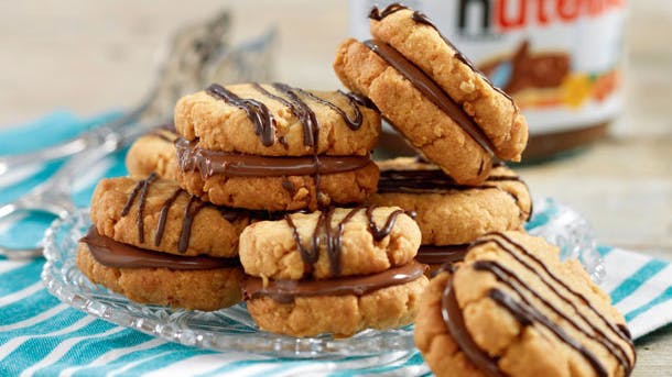 Peanutkager med Nutella i midten og chokolade på toppen