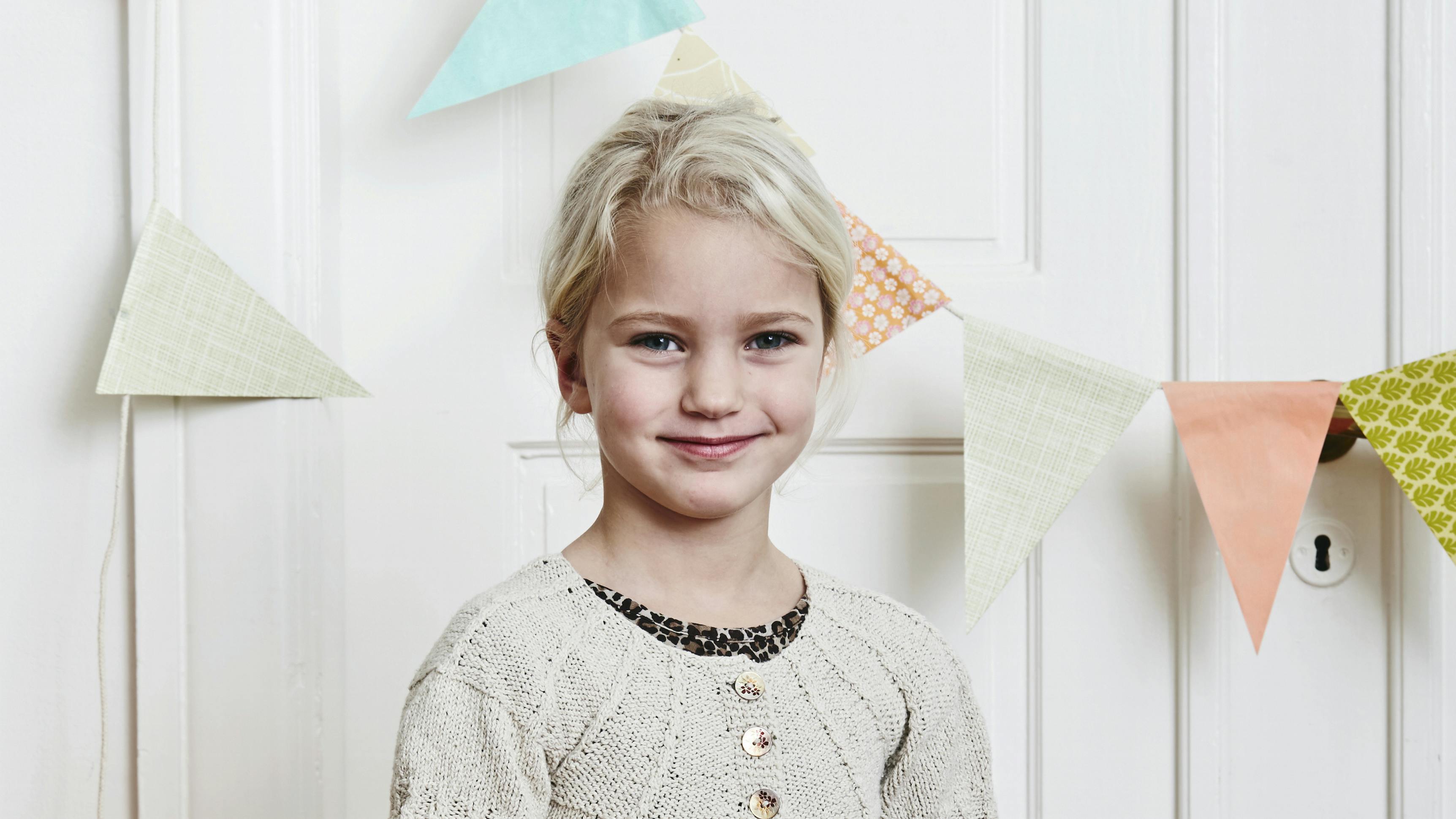 Strik en sød pigebluse til pænt brug