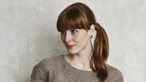 Strikkeopskrift: Bluse med bred hulmønsterborter