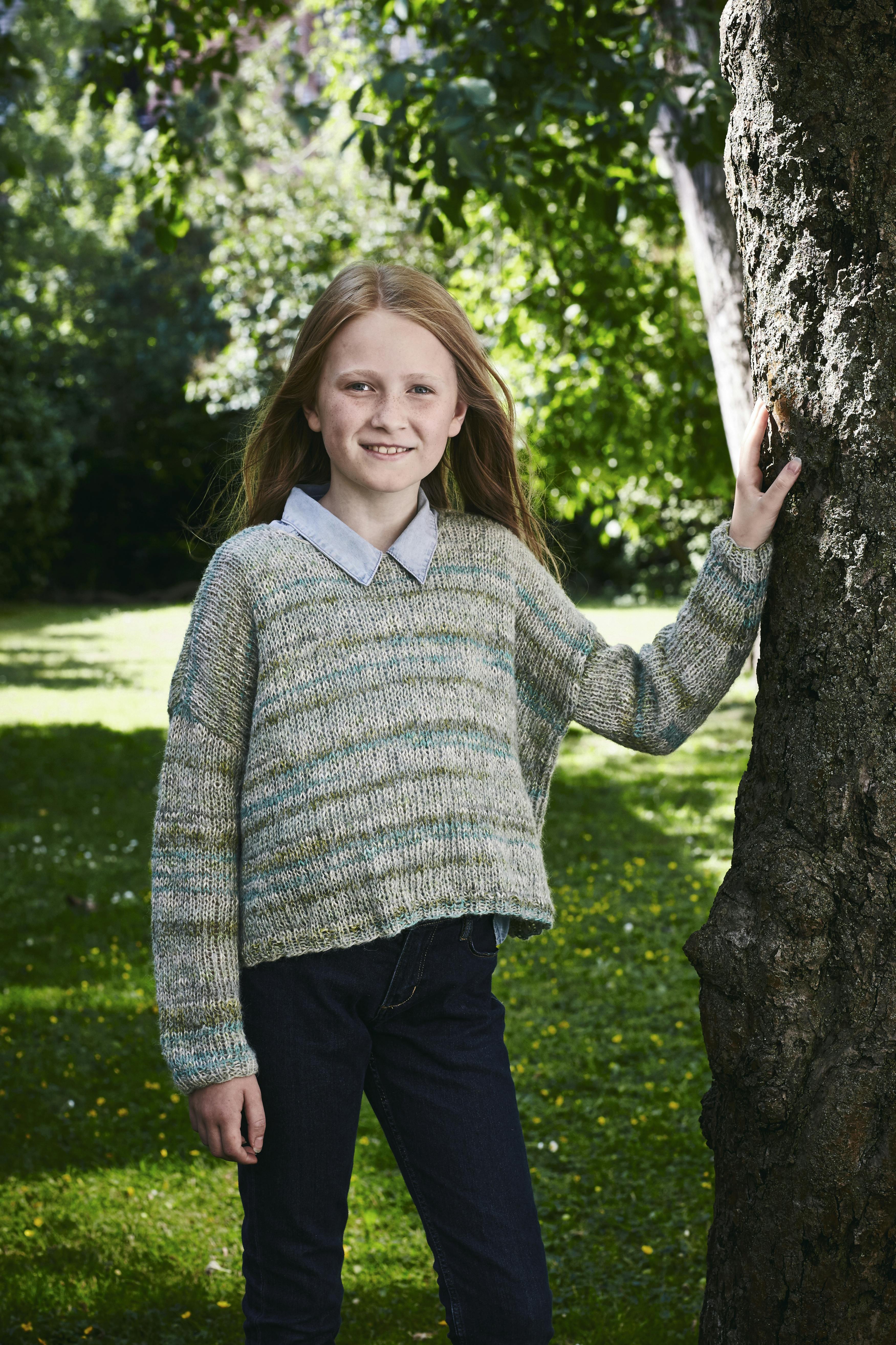 Pige i bred sweater med striber - gratis strikkeopskrift