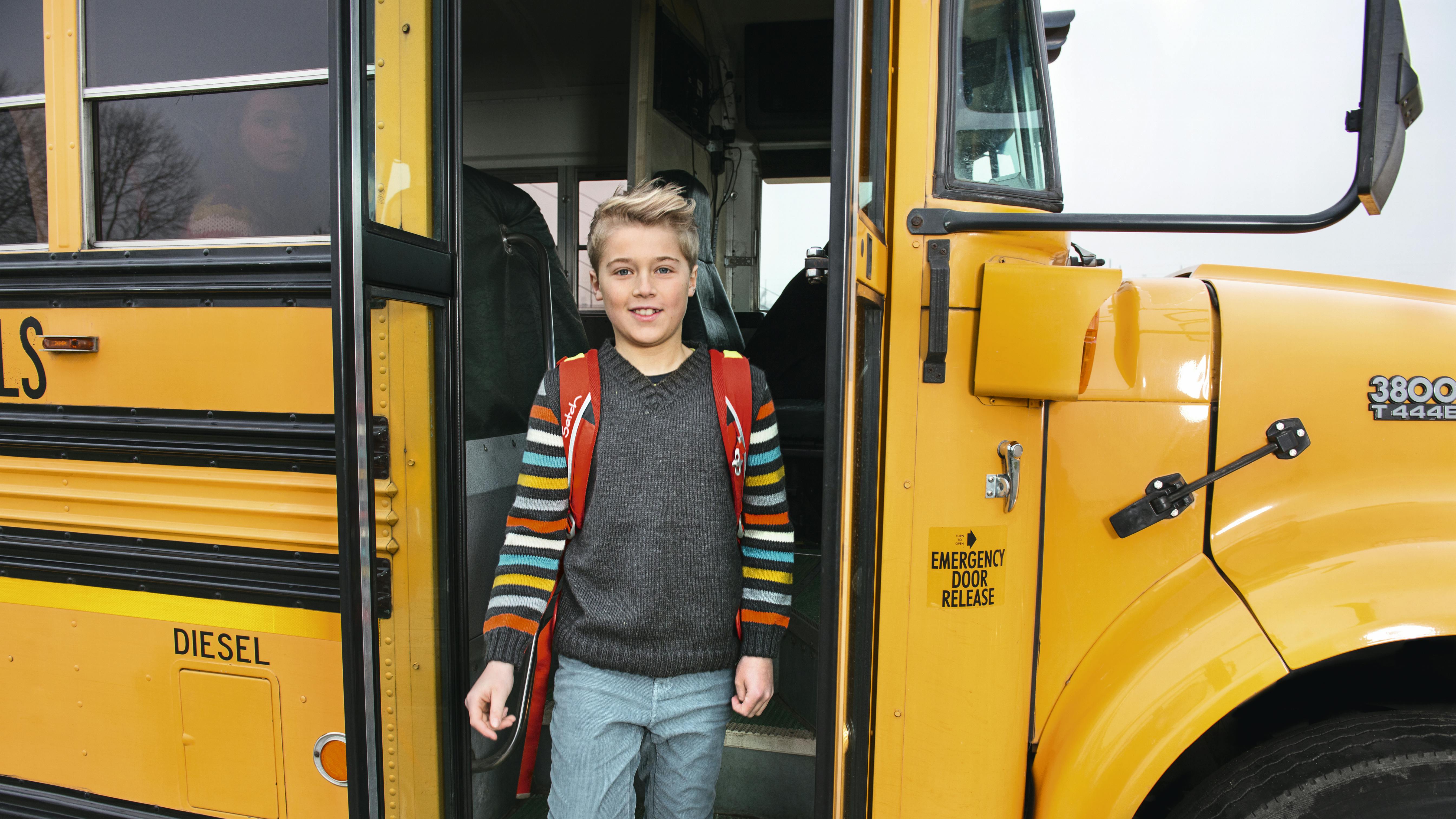 Strikkeopskrift: Strik en fin drengebluse med striber