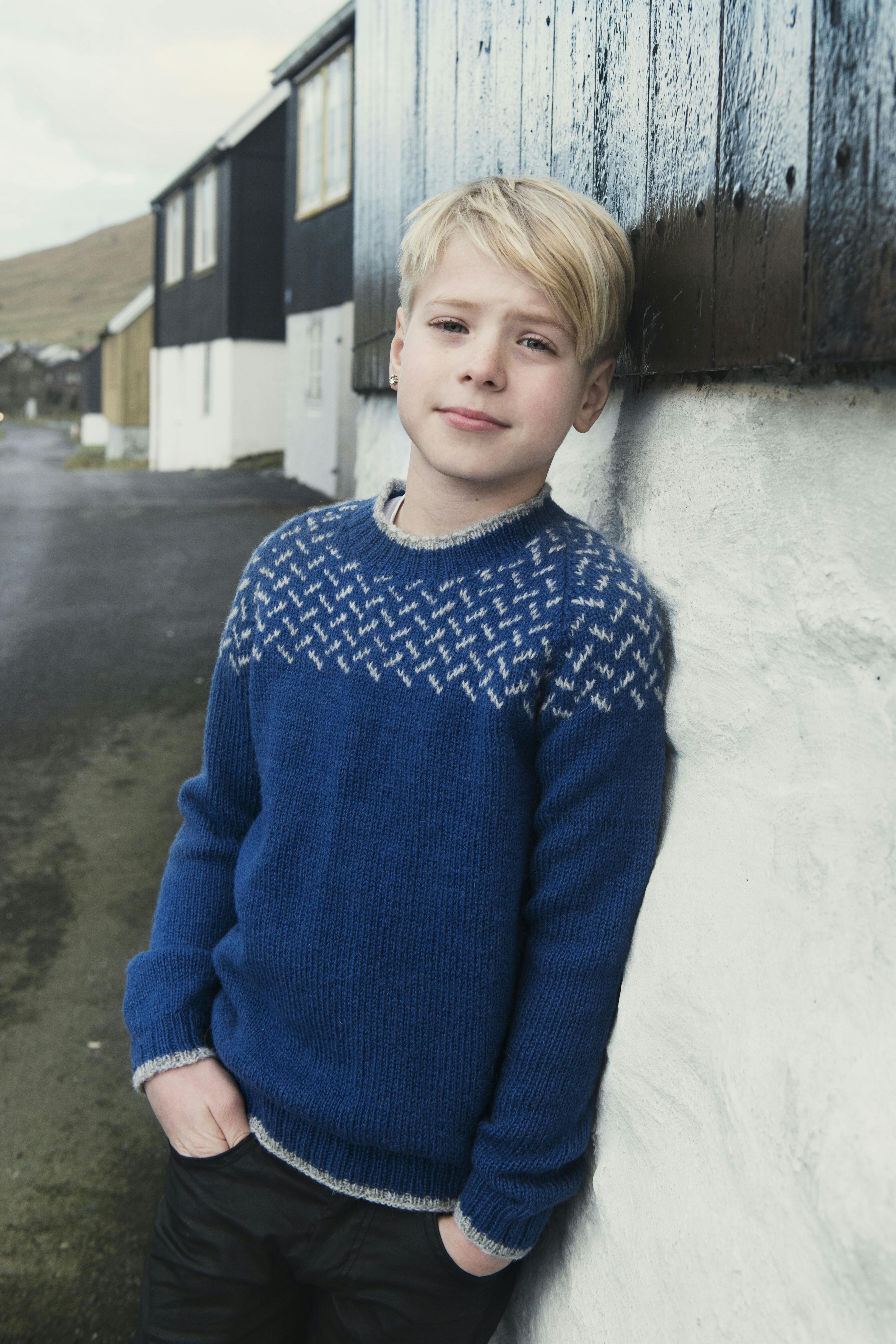 Strikkeopskrift - en fin drengesweater i blå