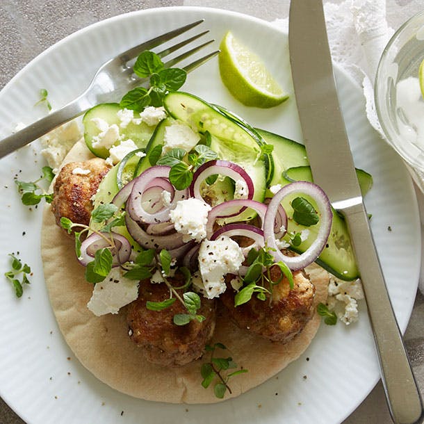 https://imgix.familiejournal.dk/media/article/pitabroed-med-graeske-frikadeller.jpg