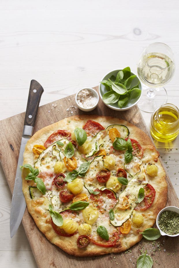 https://imgix.familiejournal.dk/media/article/pizza-m-courgette-og-tomater.jpg