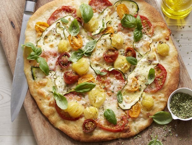 https://imgix.familiejournal.dk/media/article/pizza-m-courgette-og-tomater.jpg