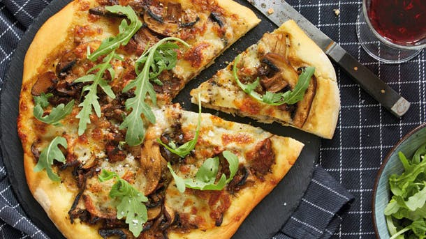 Pizza med svampe og rucola