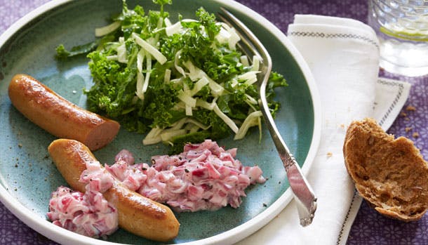 Pølser med rødløgsremoulade, kålsalat og brød 