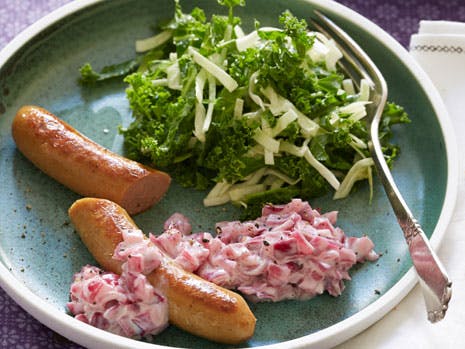 Pølser med rødløgsremoulade, kålsalat og brød 