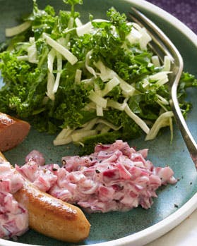 Pølser med rødløgsremoulade, kålsalat og brød