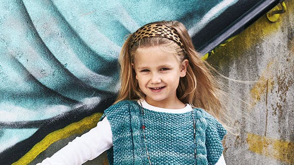 Strikkeopskrift: Poncho-bluse til pigen