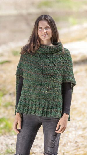 Kvinde i grøn ponchovest 