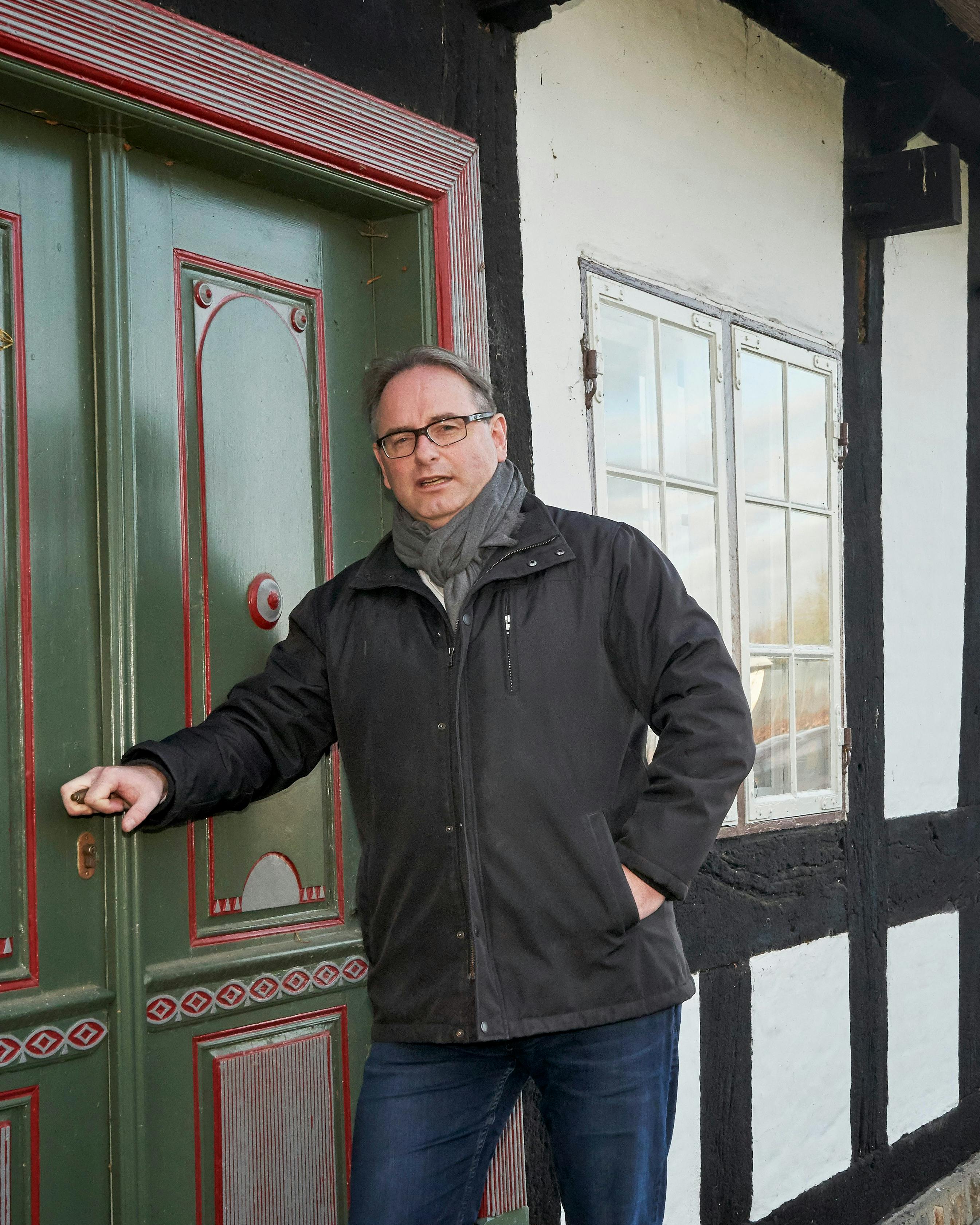 Mød præsten, der bor i Danmarks ældste præstegård