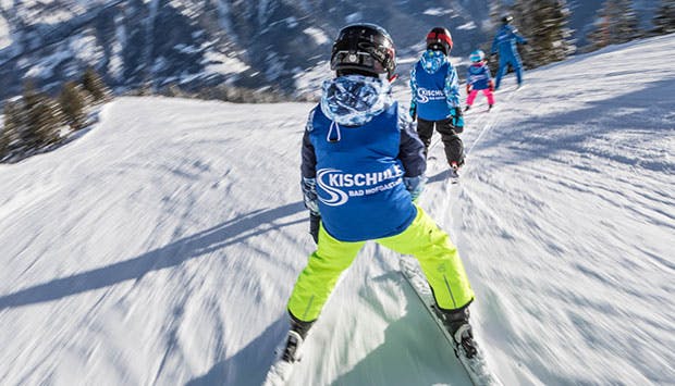 Familie på skiferie