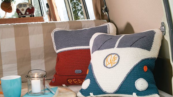To hæklede puder er i bil