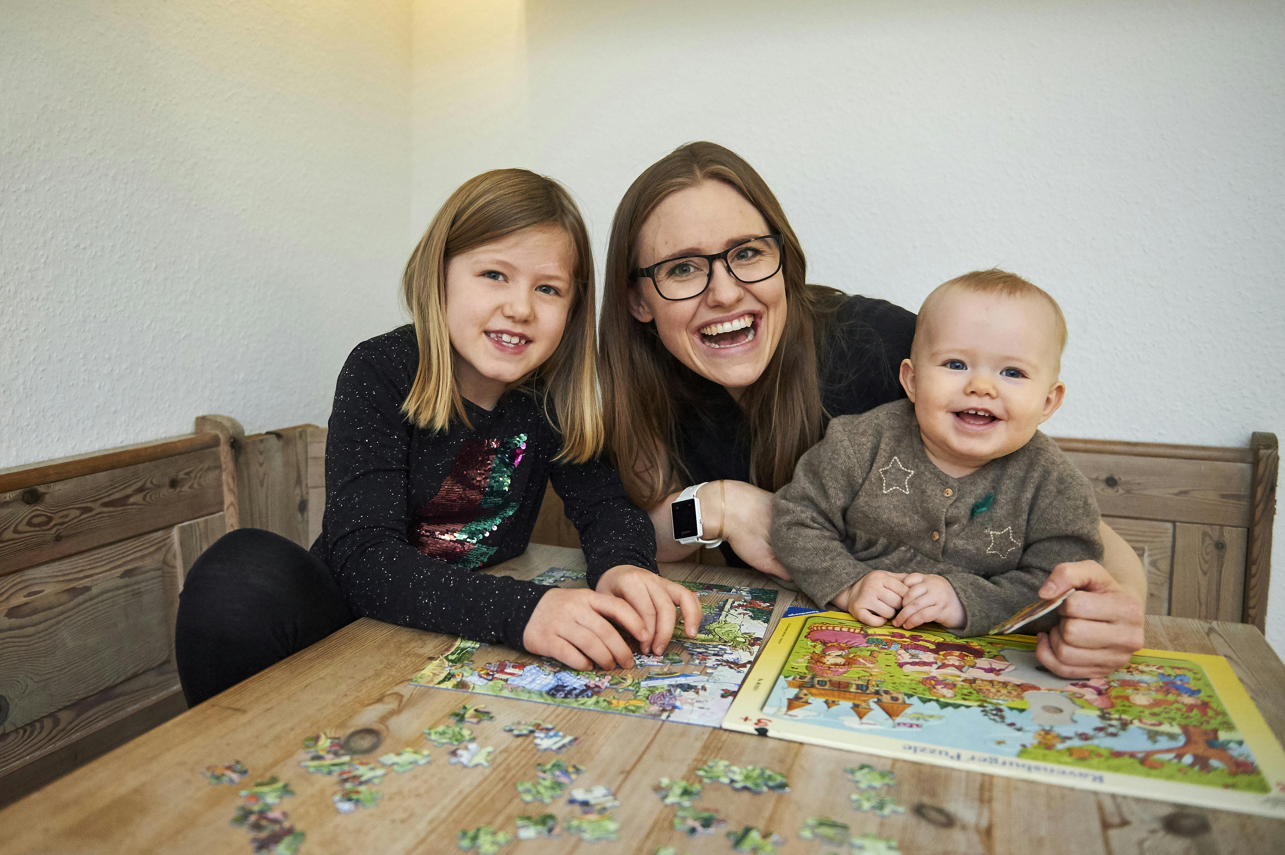 Familie lægger puslespil