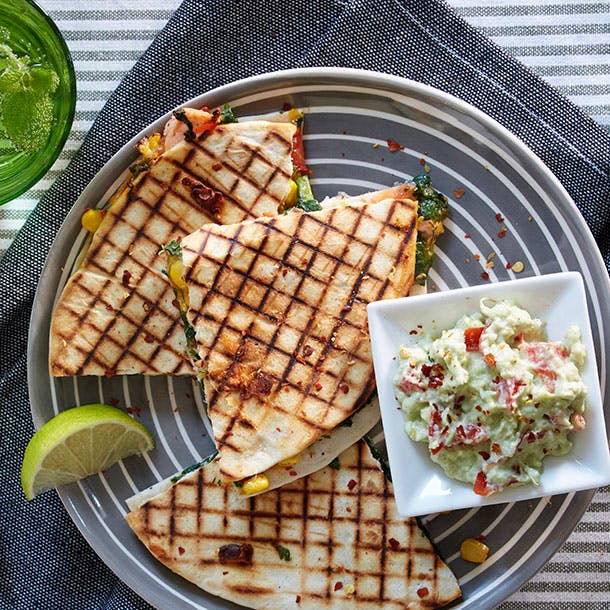 https://imgix.familiejournal.dk/media/article/quesadillas-med-laks.jpg